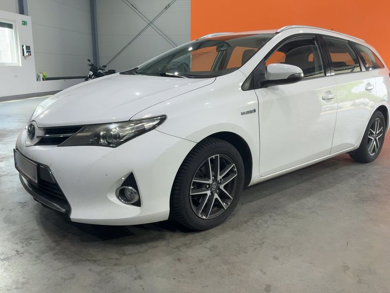 Toyota Auris Touring Sports 1.8 Hybrid — фото 1