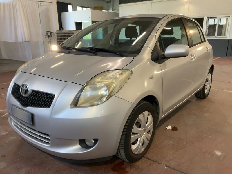 Toyota Yaris 1.0 VVT-i — 1/8
