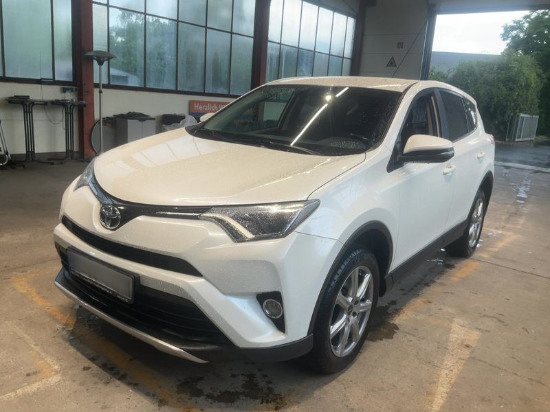 Toyota RAV 4 2.0 D-4D — 1/8