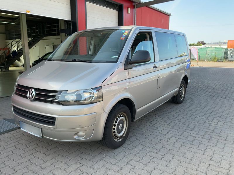 Volkswagen T5 Multivan 2.0 TDI — фото 1