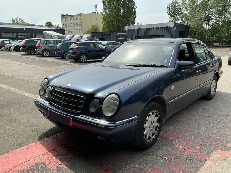 Mercedes-Benz E-Klasse E 200 — 1/8