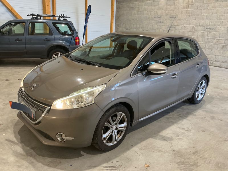 Peugeot 208 1.2 VTi — фото 1