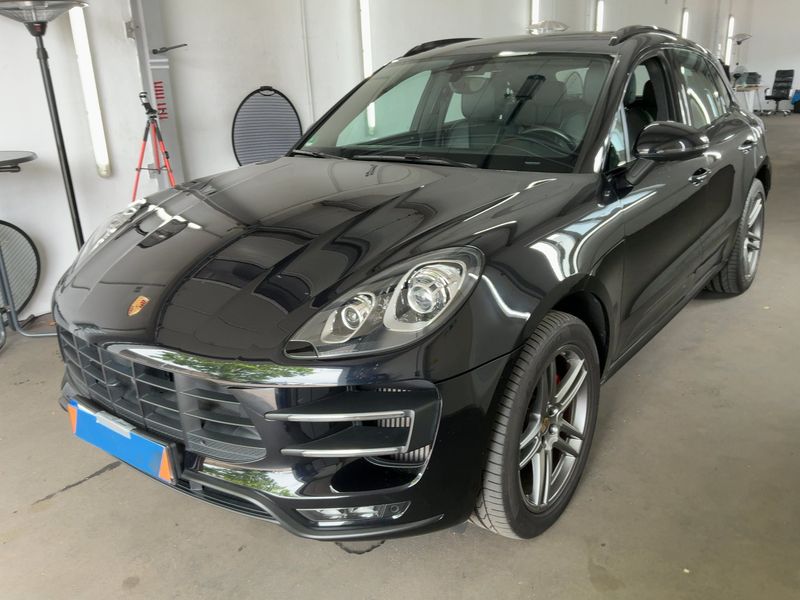 Porsche Macan Turbo — 1/8
