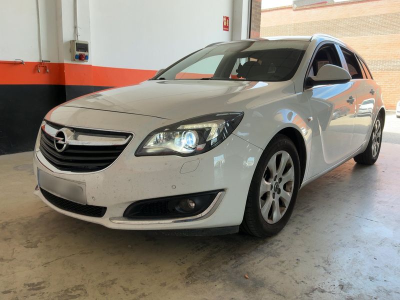 Opel Insignia Sports Tourer 2.0 CDTI — 1/8