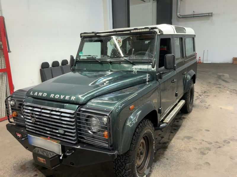 Land Rover Defender 2.4 Td4 — 1/8