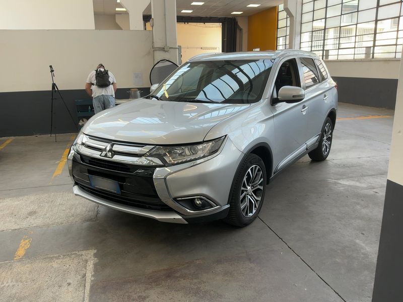 Mitsubishi Outlander 2.2 DI-D — 1/8