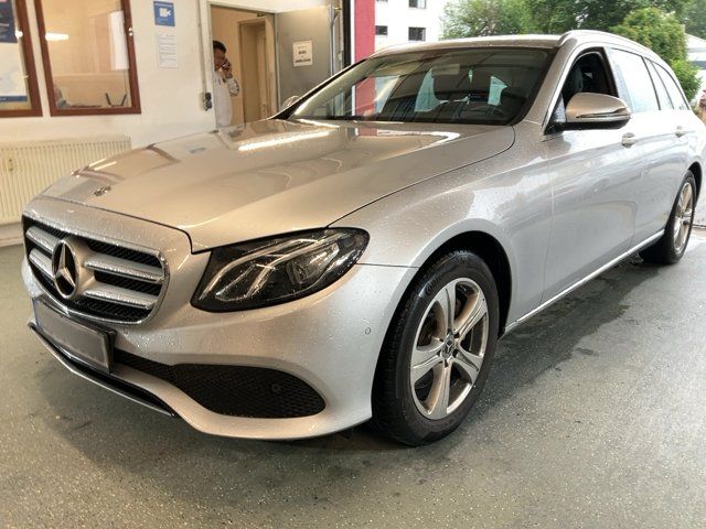 Mercedes-Benz E-Klasse E 200 — 1/8