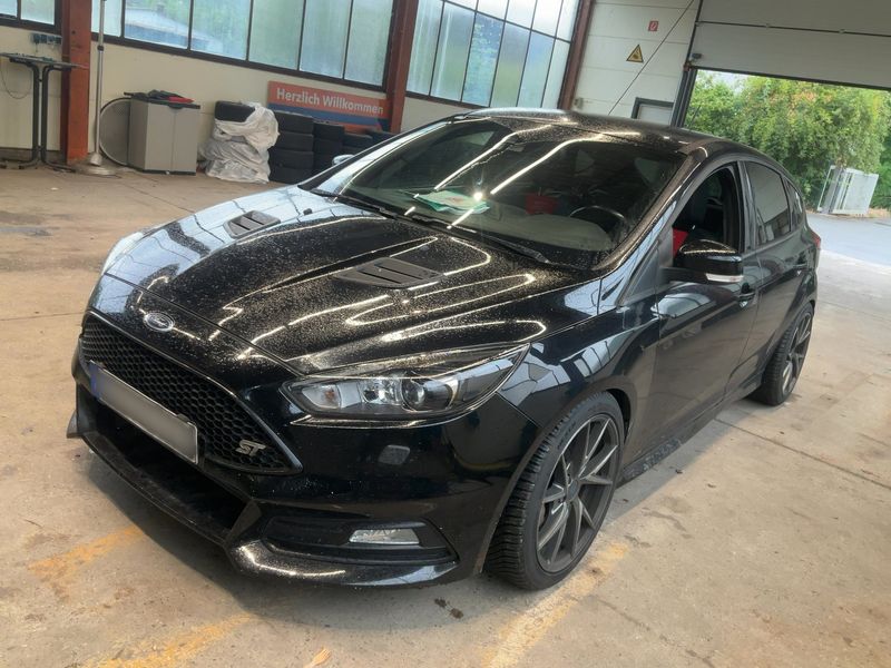 Ford Focus 2.0 EcoBoost — фото 1