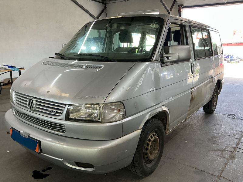 Volkswagen T4 Multivan 2.5 TDI — фото 1