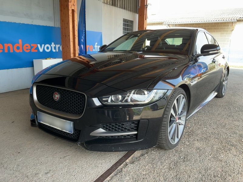 Jaguar XE 20d — фото 1
