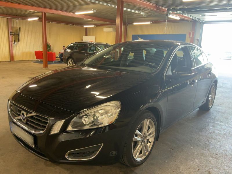 Volvo S60 2.0 T — 1/8