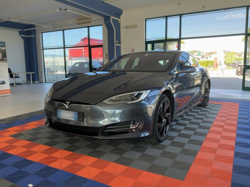 Tesla Model S Performance — фото 1
