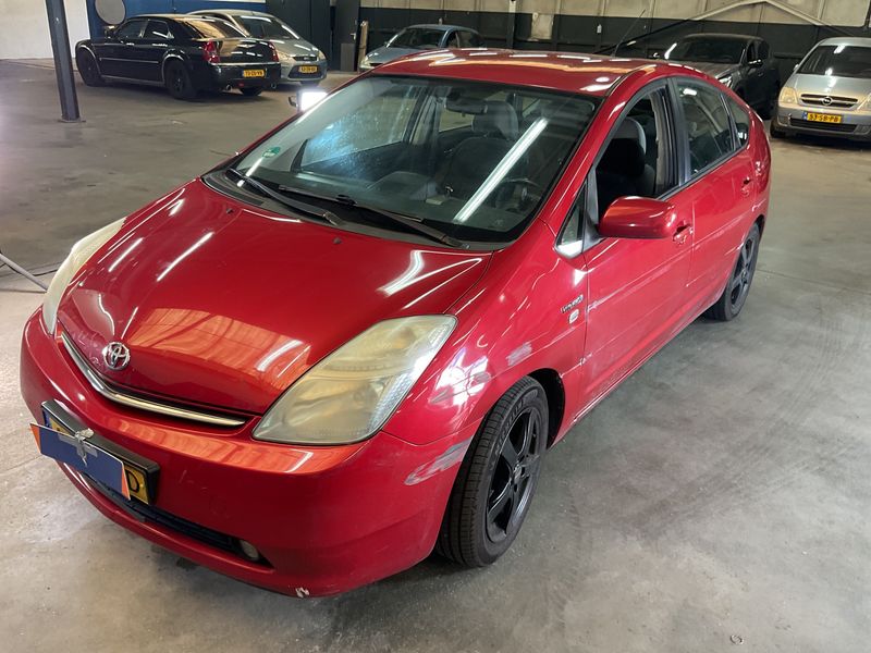 Toyota Prius 1.5 — фото 1