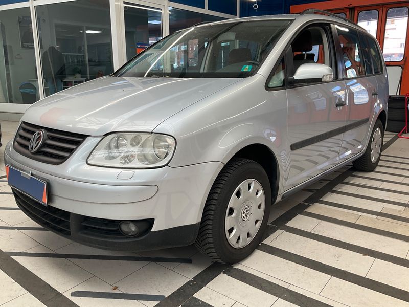 Volkswagen Touran 1.6 FSI — фото 1