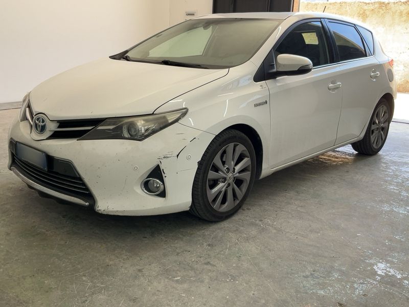 Toyota Auris 1.8 Hybrid — фото 1