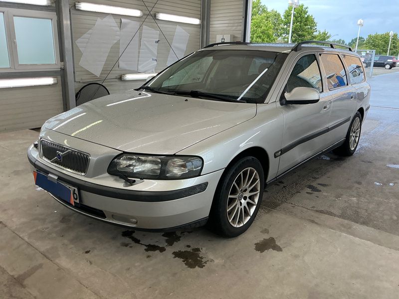 Volvo V70 2.4 — 1/8
