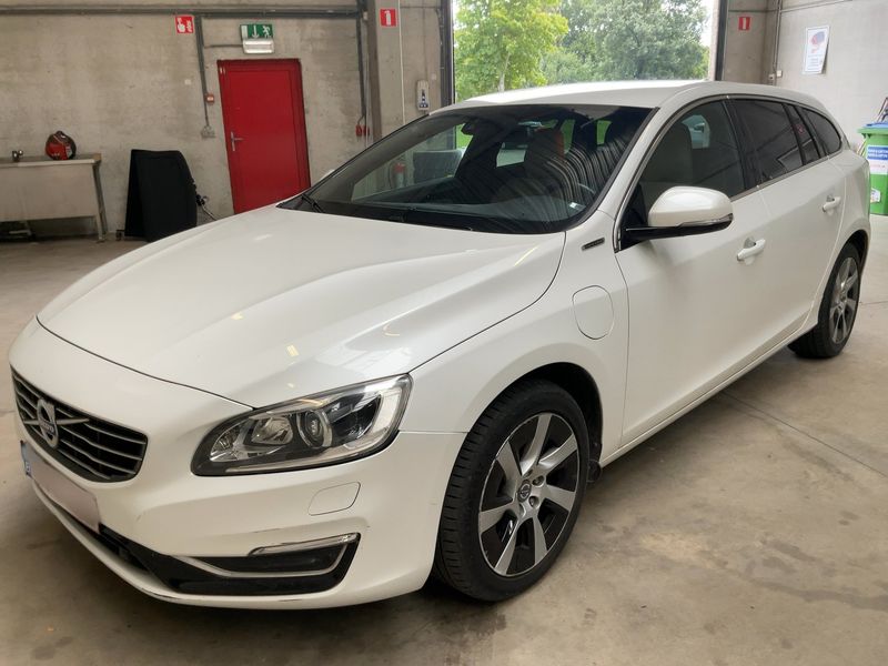 Volvo V60 2.4 D6 Plug-in Hybrid — 1/8