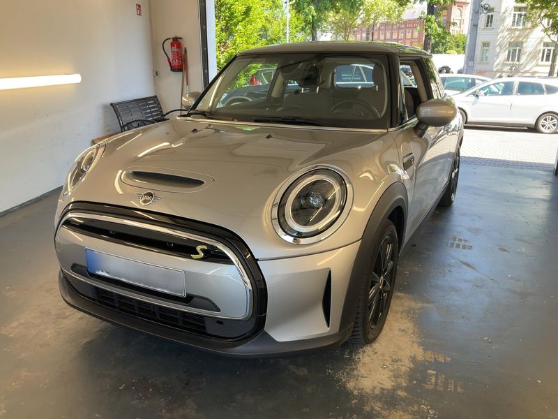 MINI MINI Cooper SE — 1/8
