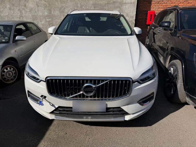 Volvo XC60 2.0 T6 Plug-in Hybrid — 1/8