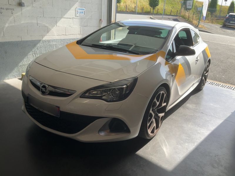 Opel Astra GTC 2.0 Turbo — 1/8