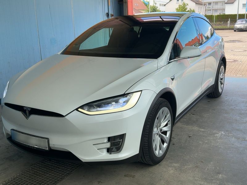 Tesla Model X 75D — 1/8