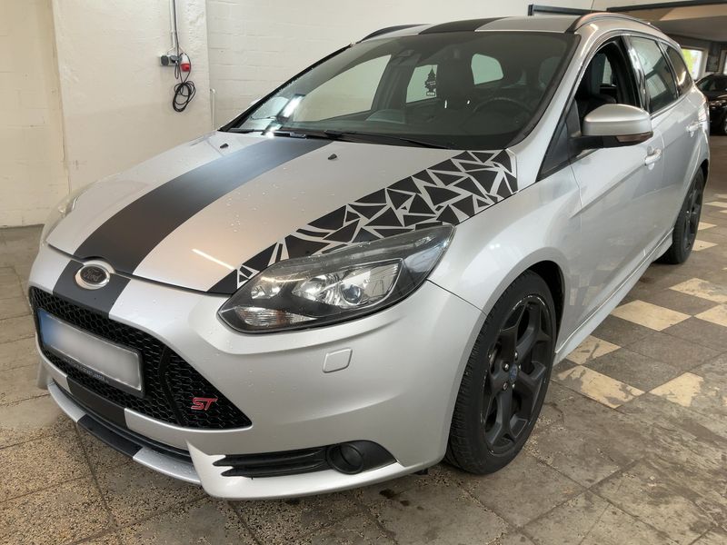 Ford Focus 2.0 EcoBoost — фото 1