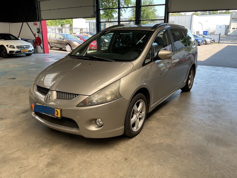 Mitsubishi Grandis 2.4 — 1/8