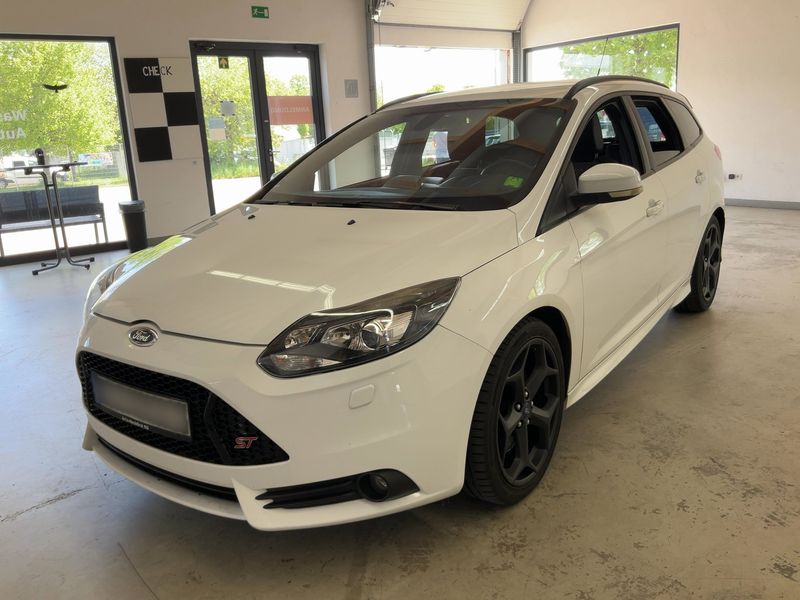 Ford Focus 2.0 EcoBoost — 1/8
