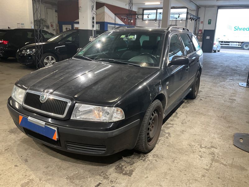 Skoda Octavia 1.6 — 1/8