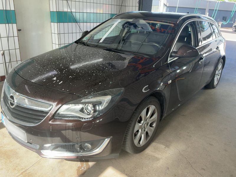 Opel Insignia Sports Tourer 2.0 CDTI — 1/8