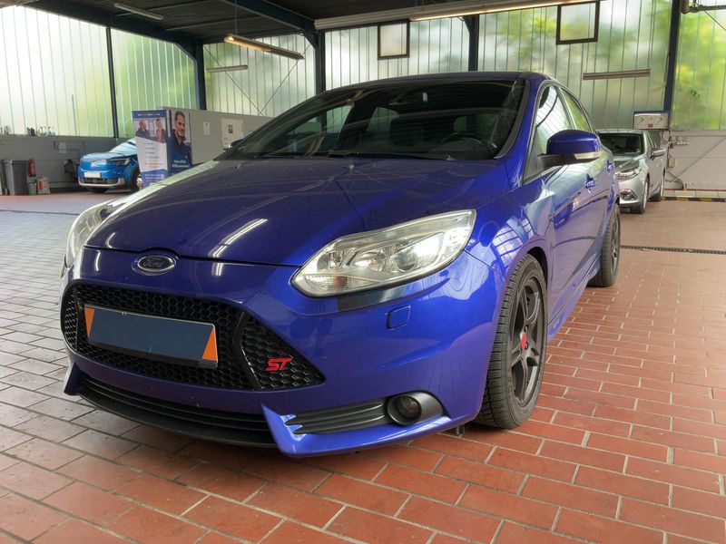 Ford Focus 2.0 EcoBoost — фото 1