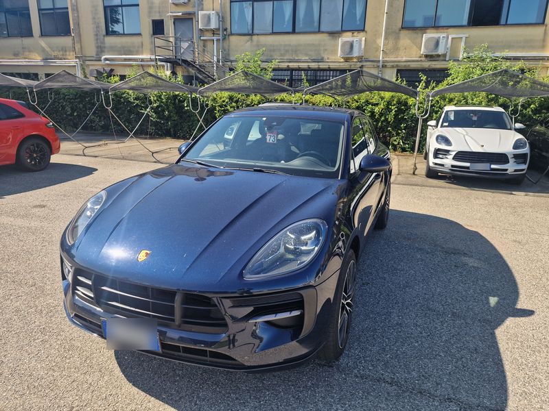 Porsche Macan Basis — 1/8