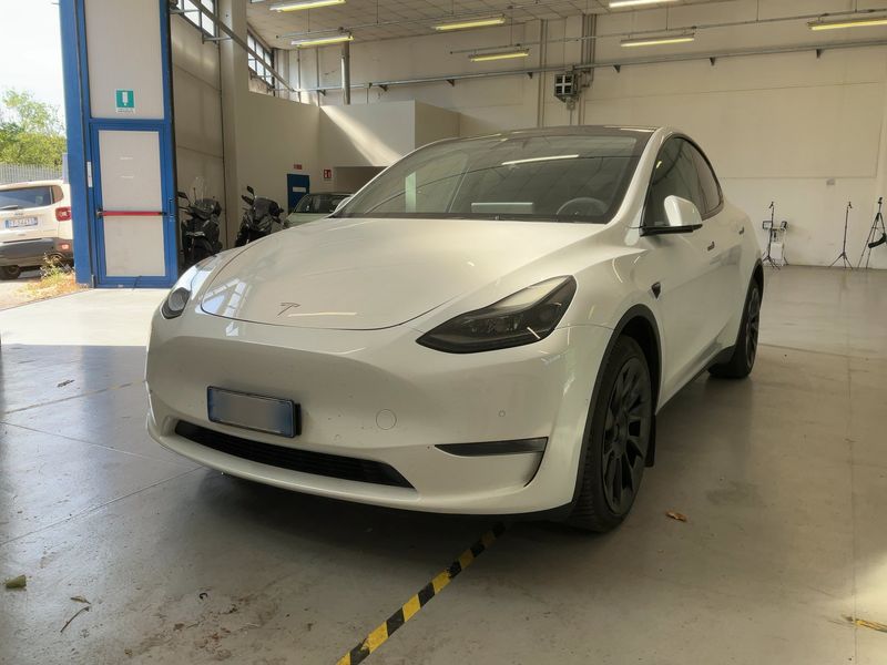 Tesla Model Y Max Range Dual AWD — 1/8