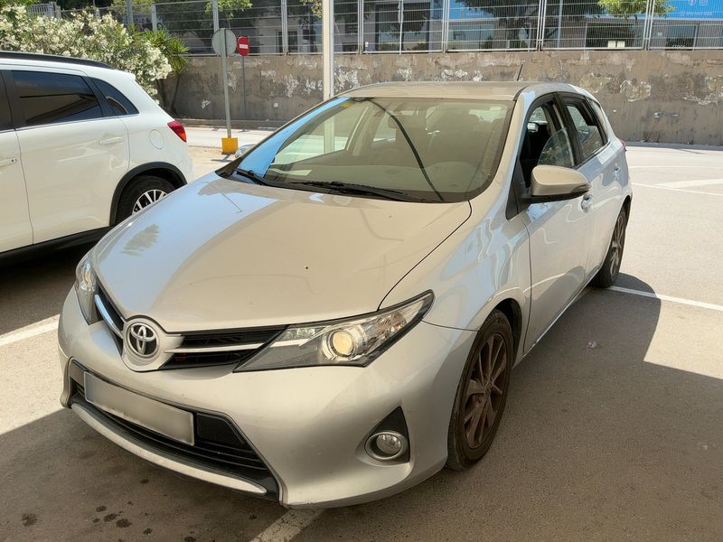 Toyota Auris 2.0 D-4D — 1/8