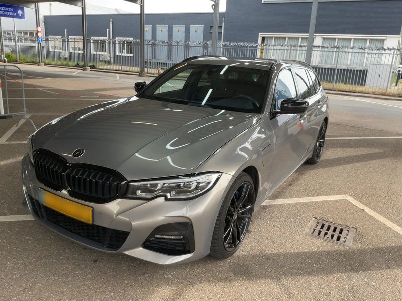 BMW 3er 330e — 1/8