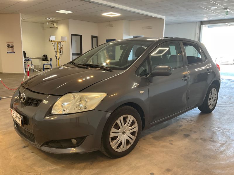 Toyota Auris 1.4 Turbodiesel — фото 1