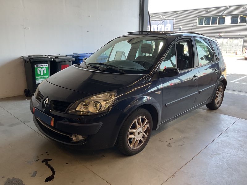 Renault Scenic 1.6 — 1/8