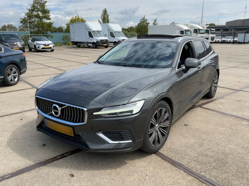 Volvo V60 2.0 T8 Plug-in Hybrid — фото 1