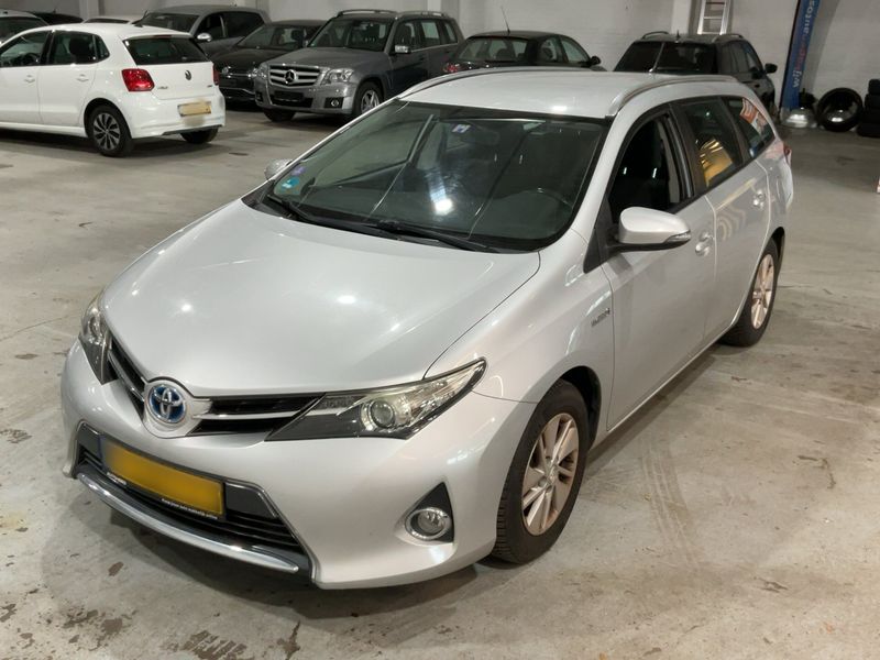 Toyota Auris Touring Sports 1.8 Hybrid — фото 1