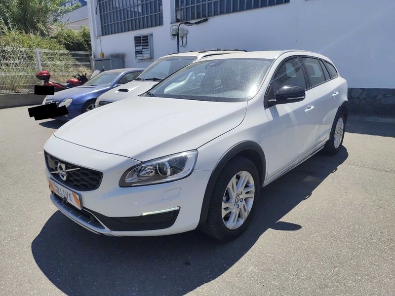Volvo V60 Cross Country 2.0 D3 — 1/8