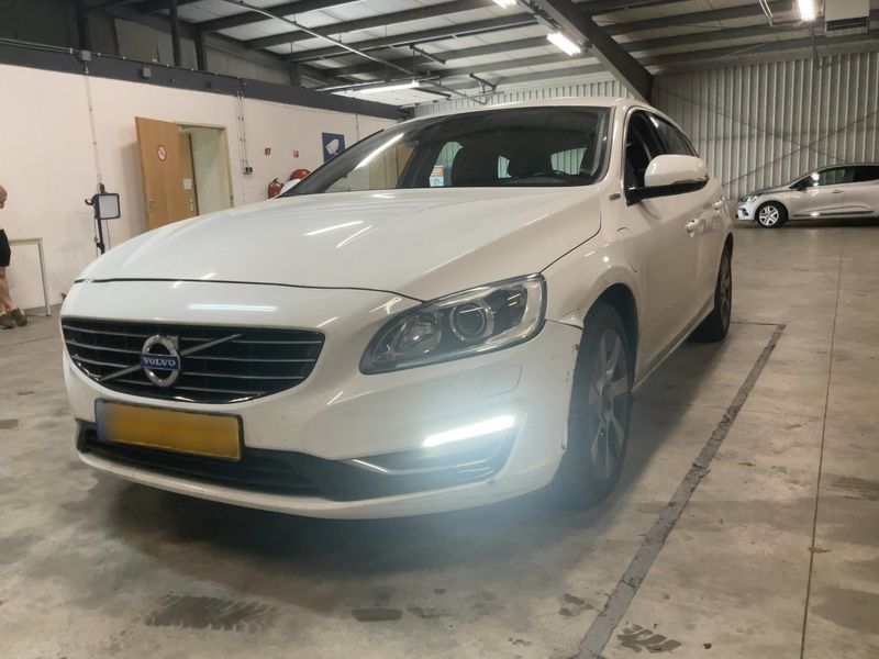 Volvo V60 2.4 D6 Plug-in Hybrid — 1/8