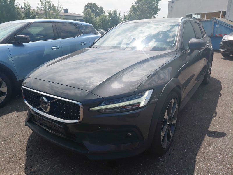 Volvo V60 Cross Country 2.0 B4 Mild-Hybrid — 1/8