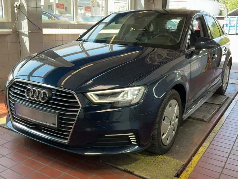 Audi A3 Sportback 40 e-tron — фото 1