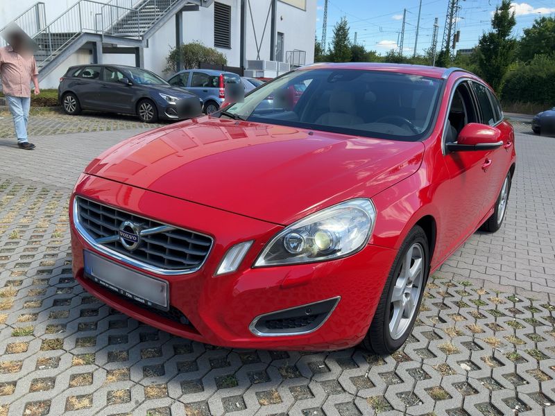 Volvo V60 2.4 D5 — 1/8