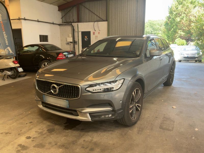 Volvo V90 Cross Country 2.0 D5 — 1/8