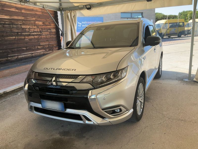 Mitsubishi Outlander 2.4 PHEV — 1/8