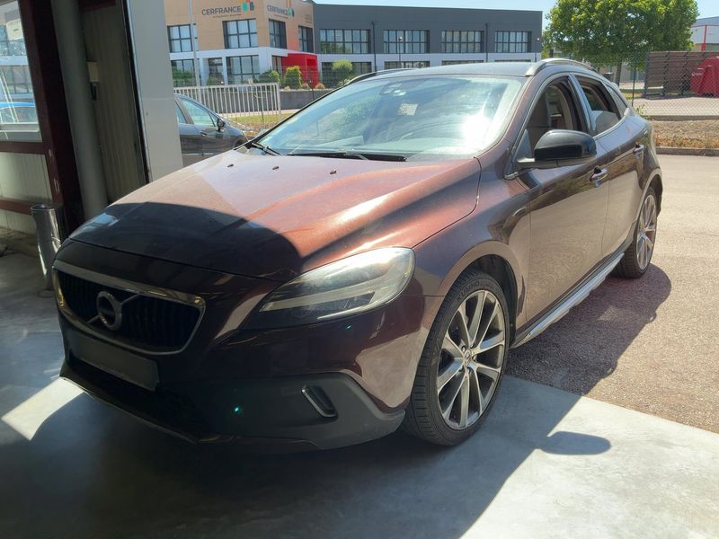 Volvo V40 Cross Country 2.0 D3 — 1/8