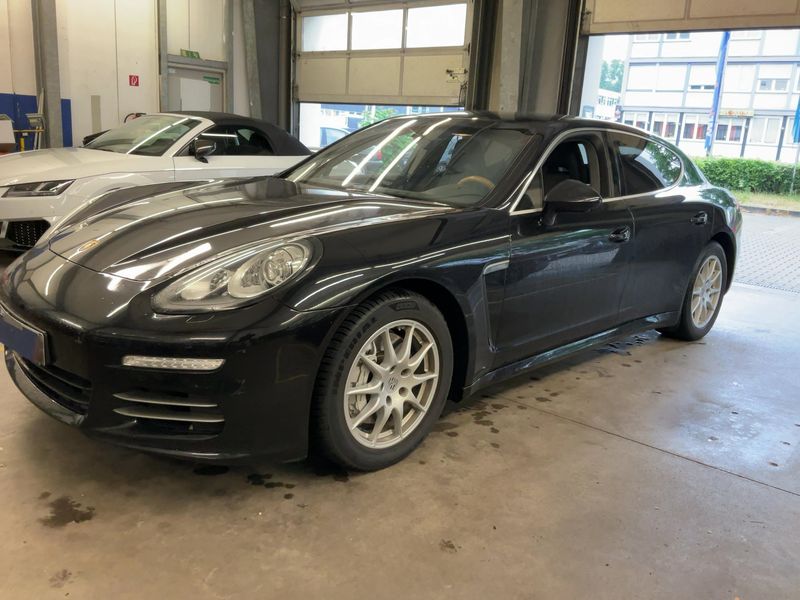 Porsche Panamera 4S — 1/8