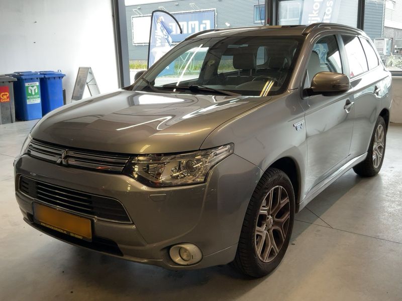 Mitsubishi Outlander 2.0 PHEV — 1/8