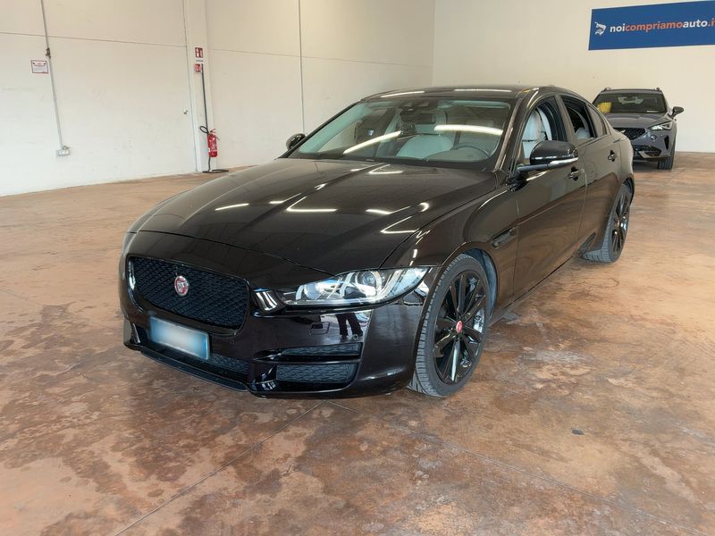 Jaguar XE 20d — фото 1
